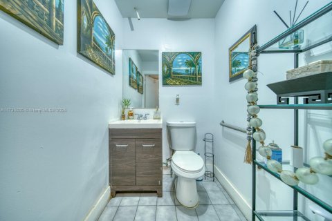 Propiedad comercial en venta en Sweetwater, Florida № 1985026 - foto 12