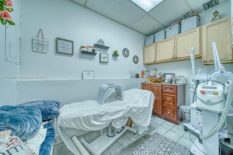 Propiedad comercial en venta en Sweetwater, Florida № 1985026 - foto 11