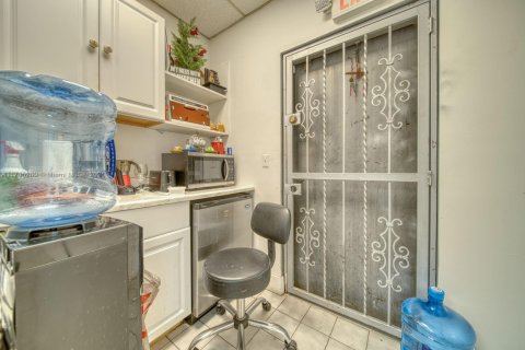 Propiedad comercial en venta en Sweetwater, Florida № 1985026 - foto 13