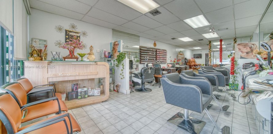 Propiedad comercial en Sweetwater, Florida № 1985026