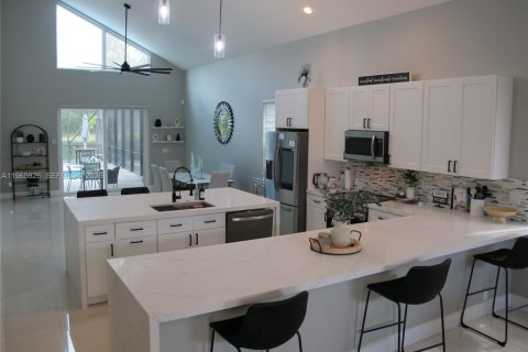 Купить виллу или дом в Корал-Спрингс, Флорида 5 спален, 262.73м2, № 2027468 - фото 4