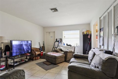 Commercial property in Pompano Beach, Florida 206.15 sq.m. № 1936963 - photo 6