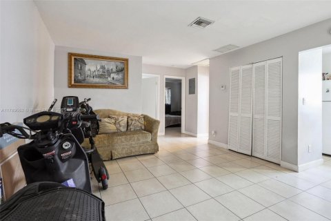 Commercial property in Pompano Beach, Florida 206.15 sq.m. № 1936963 - photo 16