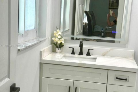 House in Florida City, Florida 4 bedrooms, 134.15 sq.m. № 2039857 - photo 10