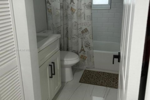 House in Florida City, Florida 4 bedrooms, 134.15 sq.m. № 2039857 - photo 5