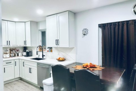 House in Florida City, Florida 4 bedrooms, 134.15 sq.m. № 2039857