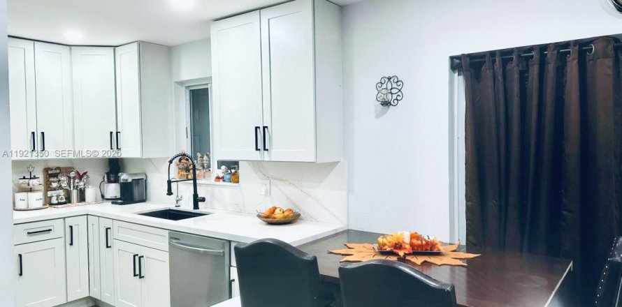 House in Florida City, Florida 4 bedrooms, 134.15 sq.m. № 2039857