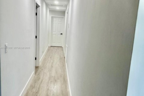 House in Florida City, Florida 4 bedrooms, 134.15 sq.m. № 2039857 - photo 9