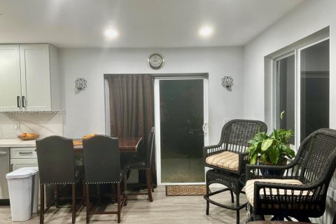 House in Florida City, Florida 4 bedrooms, 134.15 sq.m. № 2039857 - photo 2