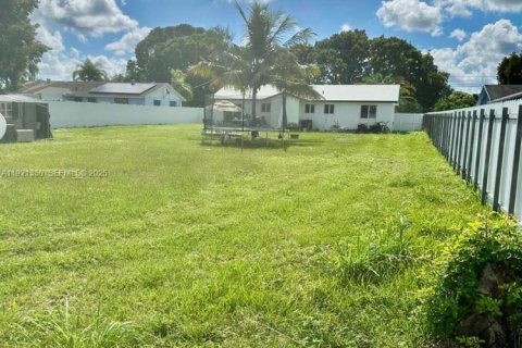 House in Florida City, Florida 4 bedrooms, 134.15 sq.m. № 2039857 - photo 8