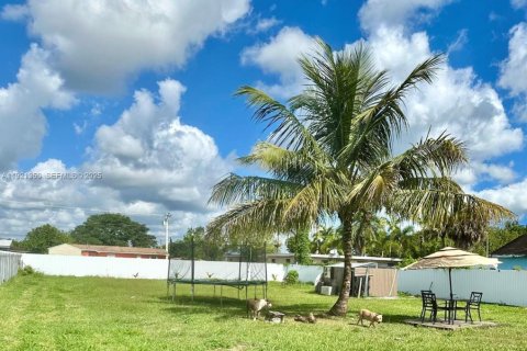 House in Florida City, Florida 4 bedrooms, 134.15 sq.m. № 2039857 - photo 4