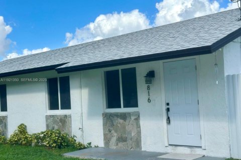 House in Florida City, Florida 4 bedrooms, 134.15 sq.m. № 2039857 - photo 3