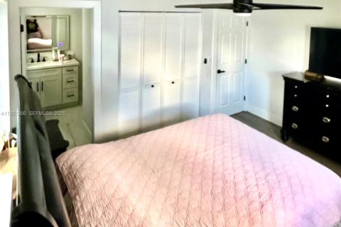 House in Florida City, Florida 4 bedrooms, 134.15 sq.m. № 2039857 - photo 6