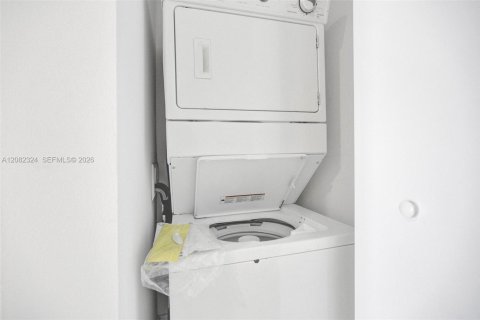 Condominio en alquiler en Miami, Florida, 50.72 m2 № 2345723 - foto 4