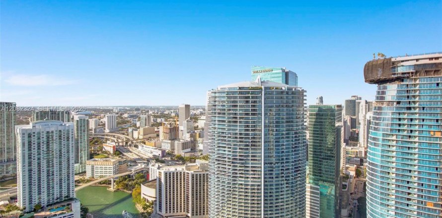 Estudio en el Condominio en Miami, Florida  № 2345723