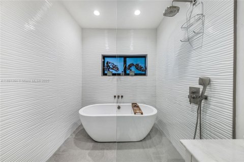 House in Miami Beach, Florida 3 bedrooms, 196.95 sq.m. № 1943749 - photo 12