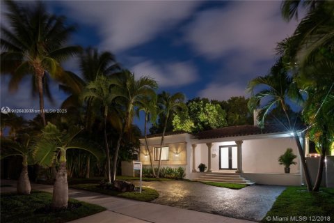 House in Miami Beach, Florida 3 bedrooms, 196.95 sq.m. № 1943749 - photo 1
