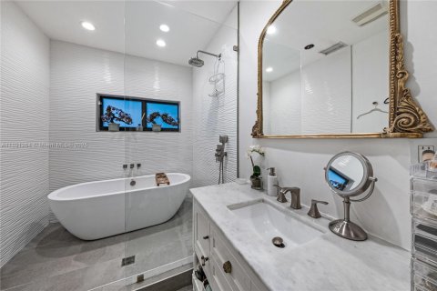 House in Miami Beach, Florida 3 bedrooms, 196.95 sq.m. № 1943749 - photo 11