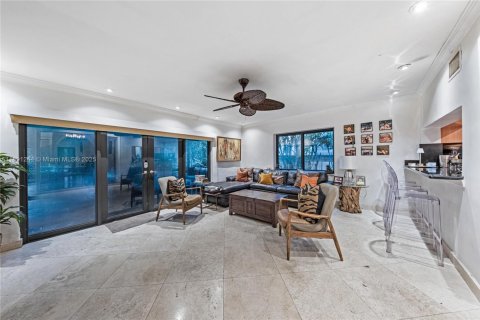 House in Miami Beach, Florida 3 bedrooms, 196.95 sq.m. № 1943749 - photo 8