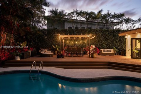 House in Miami Beach, Florida 3 bedrooms, 196.95 sq.m. № 1943749 - photo 3