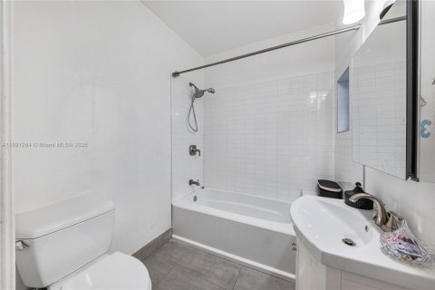 House in Miami Beach, Florida 3 bedrooms, 196.95 sq.m. № 1943749 - photo 19