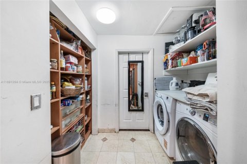 House in Miami Beach, Florida 3 bedrooms, 196.95 sq.m. № 1943749 - photo 26