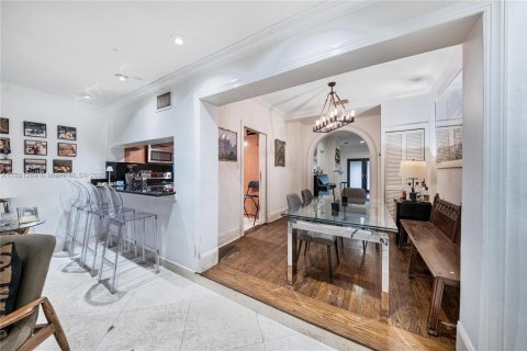 House in Miami Beach, Florida 3 bedrooms, 196.95 sq.m. № 1943749 - photo 24