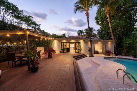 House in Miami Beach, Florida 3 bedrooms, 196.95 sq.m. № 1943749 - photo 4