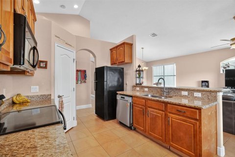 House in Tavares, Florida 4 bedrooms, 176.7 sq.m. № 1918893 - photo 17