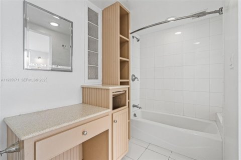 Condominio en venta en Miami Beach, Florida, 1 dormitorio, 62.8 m2 № 1993307 - foto 16