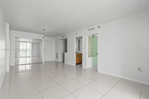 Condominio en venta en Miami Beach, Florida, 1 dormitorio, 62.8 m2 № 1993307 - foto 6