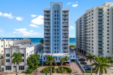 Condominio en venta en Miami Beach, Florida, 1 dormitorio, 62.8 m2 № 1993307 - foto 1