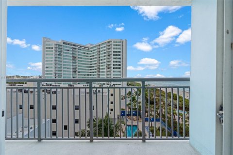 Condominio en venta en Miami Beach, Florida, 1 dormitorio, 62.8 m2 № 1993307 - foto 17