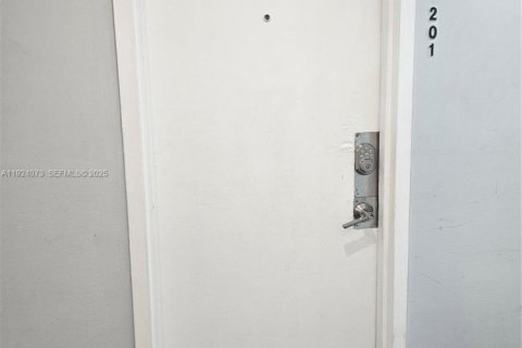 Купить кондоминиум в Майами-Бич, Флорида 2 спальни, 62.89м2, № 1982377 - фото 1