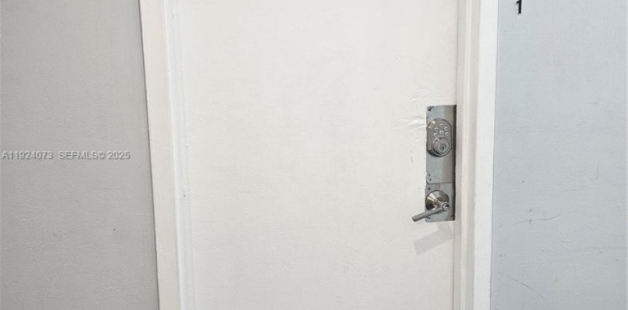 Кондоминиум с 2 спальнями в Майами-Бич, Флорида № 1982377