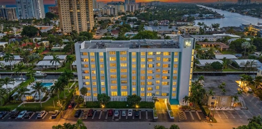 Condominio en Pompano Beach, Florida, 2 dormitorios  № 1976994