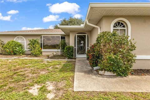House in Punta Gorda, Florida 2 bedrooms, 143.44 sq.m. № 2275503 - photo 4