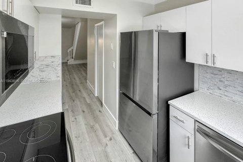 Townhouse in Cooper City, Florida 3 bedrooms, 125.42 sq.m. № 2005676 - photo 13