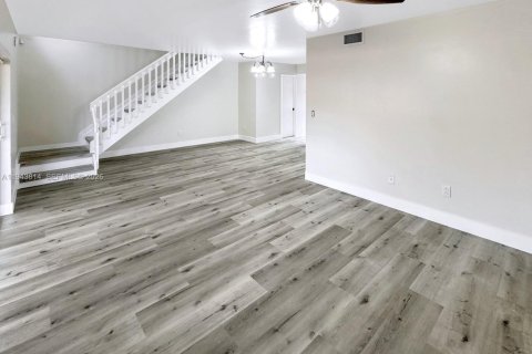 Townhouse in Cooper City, Florida 3 bedrooms, 125.42 sq.m. № 2005676 - photo 9