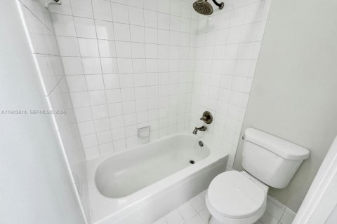 Townhouse in Cooper City, Florida 3 bedrooms, 125.42 sq.m. № 2005676 - photo 27