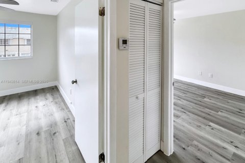 Townhouse in Cooper City, Florida 3 bedrooms, 125.42 sq.m. № 2005676 - photo 22