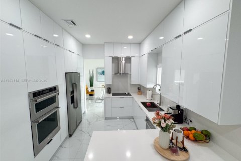 House in Miami, Florida 3 bedrooms, 172.61 sq.m. № 2024200 - photo 8