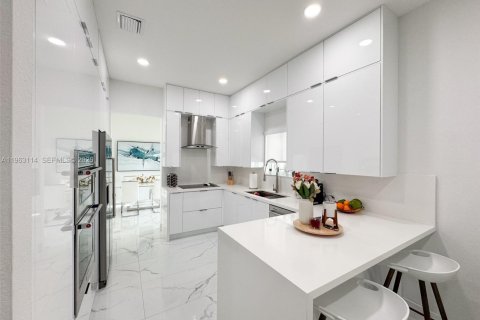 House in Miami, Florida 3 bedrooms, 172.61 sq.m. № 2024200 - photo 6