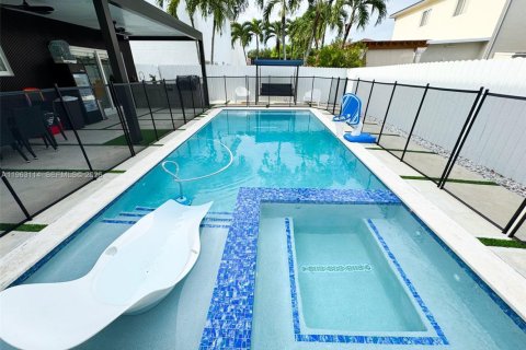 House in Miami, Florida 3 bedrooms, 172.61 sq.m. № 2024200 - photo 25