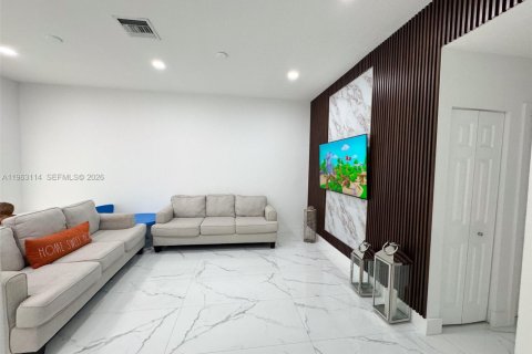 House in Miami, Florida 3 bedrooms, 172.61 sq.m. № 2024200 - photo 10