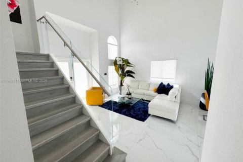 House in Miami, Florida 3 bedrooms, 172.61 sq.m. № 2024200 - photo 2