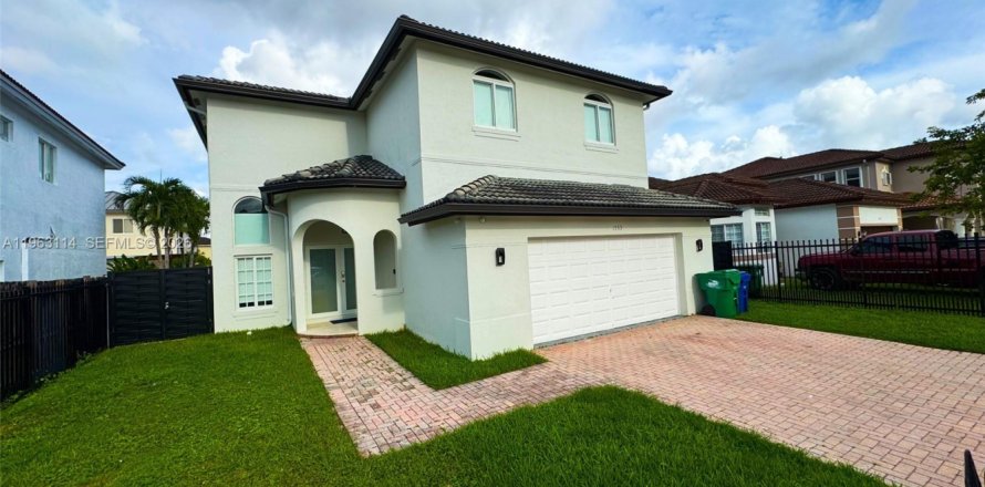 House in Miami, Florida 3 bedrooms, 172.61 sq.m. № 2024200