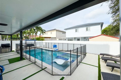 House in Miami, Florida 3 bedrooms, 172.61 sq.m. № 2024200 - photo 26