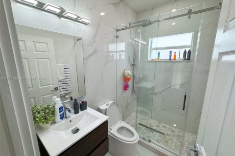 House in Miami, Florida 3 bedrooms, 172.61 sq.m. № 2024200 - photo 21