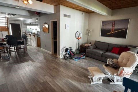 Condo in Miami, Florida, 3 bedrooms  № 1951788 - photo 10